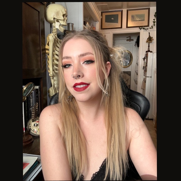 Meet your Posher, Lorianne - Picture 1 of 1